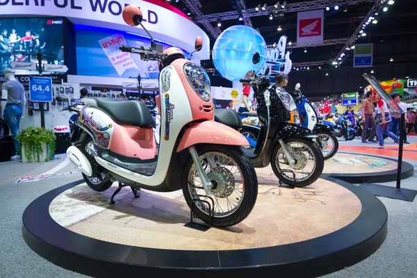 35 bangkok uluslararası motor Show'da sergilenen Honda scoopy-i motosiklet — Stok fotoğraf