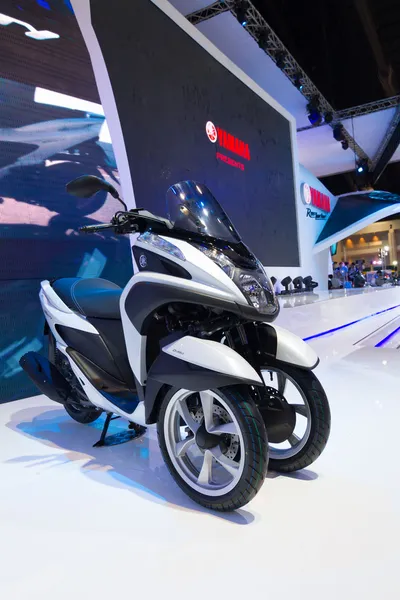 Motocicleta Moto Yamaha tricity multi ruedas concepto en exhibición en el 35 º Salón del automóvil internacional bangkok — 图库照片