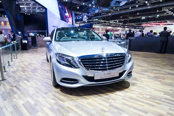 Mercedes benz s300 bluetec Гібридний автомобіль на дисплеї на 35 Бангкок міжнародному автосалоні — стокове фото