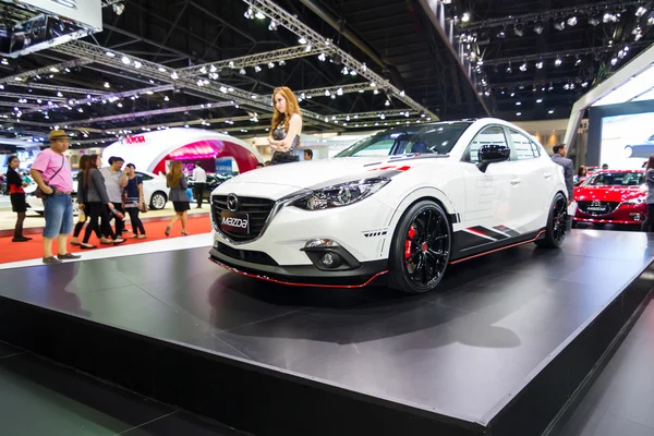 Oidentifierade modell inlägg med nya mazda3 — Stockfoto