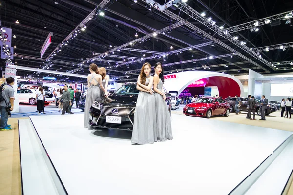 Неопознанные модели разместили сообщение с автомобилем LEXUS ES300s на 35-м Международном автосалоне в Бангкоке — стоковое фото