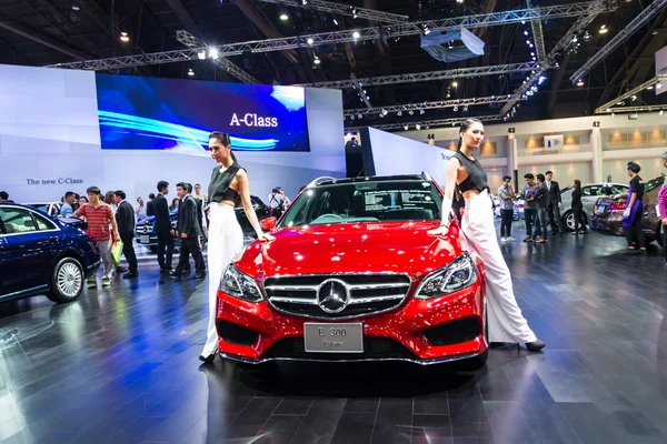 Modelos não identificados postados sobre o Mercedes-Benz E300 — Fotografia de Stock