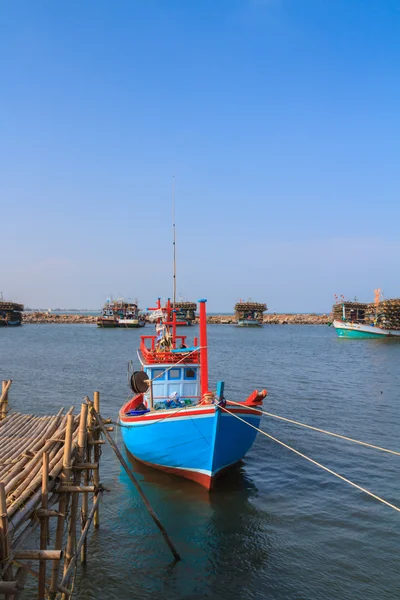 Squid vissersboten in de haven — Stockfoto