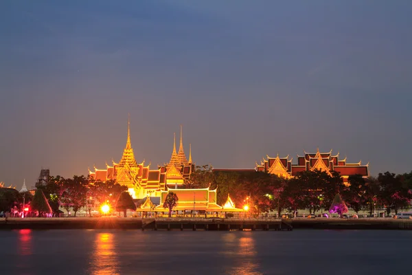 Wat pra kaew och grand palace i kvällsljus — Stockfoto