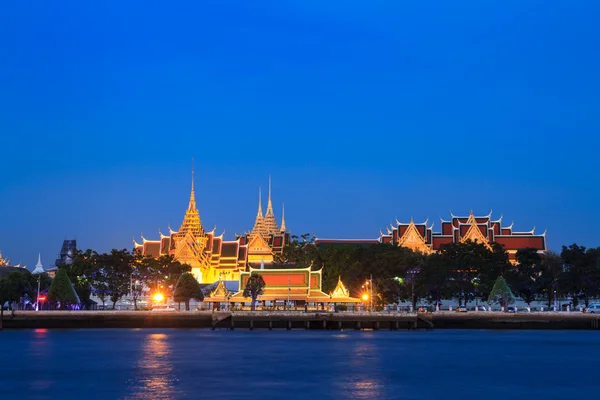 Wat para kaew e Grande palácio à luz da noite — Fotografia de Stock