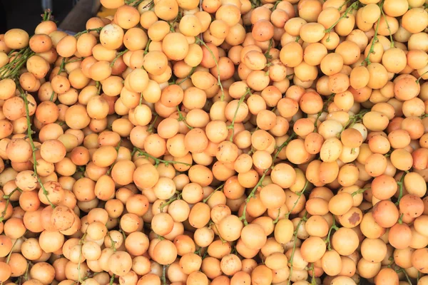 Baccaurea ramiflora vruchten op de markt — Stockfoto