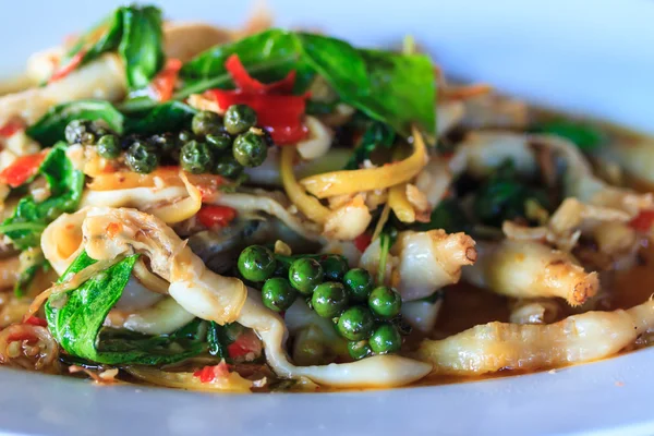 Жареные травяные овощи с моллюском — стоковое фото
