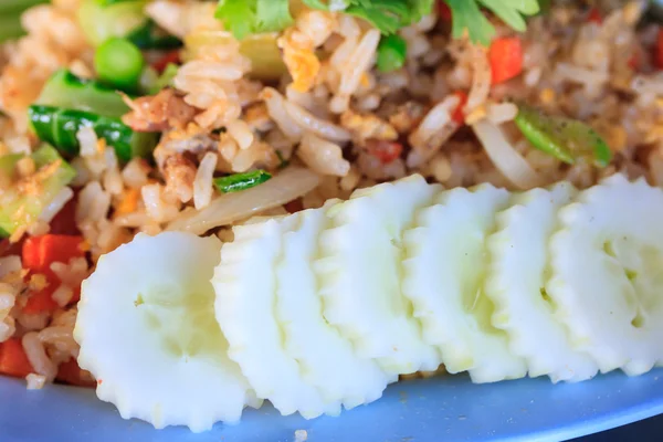 Тайский жареный рис в голубом диске — стоковое фото