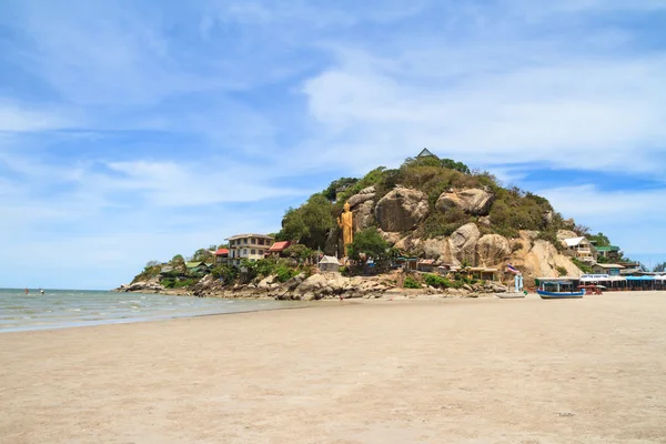 Hua Hin beach and Khaotakeab hill in thailand — Stock Photo, Image