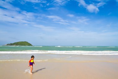 Sahilde Asyalı çocuk