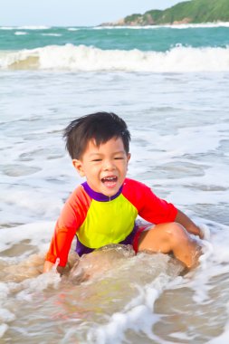 Sahilde Asyalı çocuk