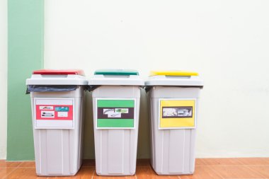 plastik bir çanta içinde çöp tenekesi