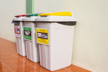 plastik bir çanta içinde çöp tenekesi