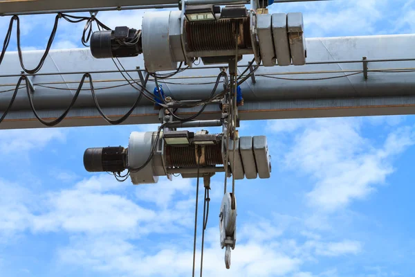 Schwerindustrie Kranmotor und Haken auf blauem Himmel Hintergrund — Stockfoto