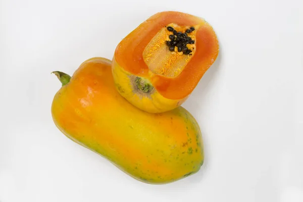 Ripe Papaya Μισή Περικοπή Λευκό Φόντο — Φωτογραφία Αρχείου