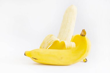 Beyaz arkaplanda soyulmuş muz