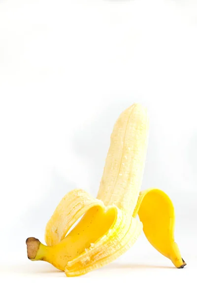 Loupaný Banán Bílém Pozadí — Stock fotografie