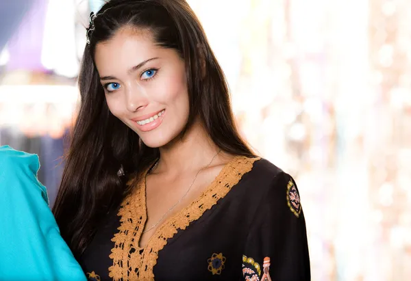 Long-haired girl is shopping — Stock Photo, Image