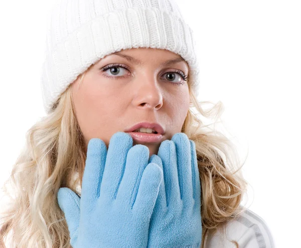 Inverno menina agradável em chapéu branco e luvas azuis — Fotografia de Stock