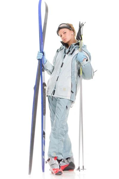 Зимняя сексуальная девушка в сером спортивном костюме и лыжах — стоковое фото