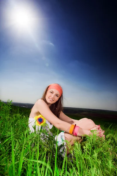 Ragazza dai capelli lunghi su erba Foto Stock