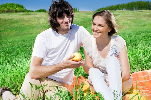 Erkek ve kız ile elma Telifsiz Stok Fotoğraflar