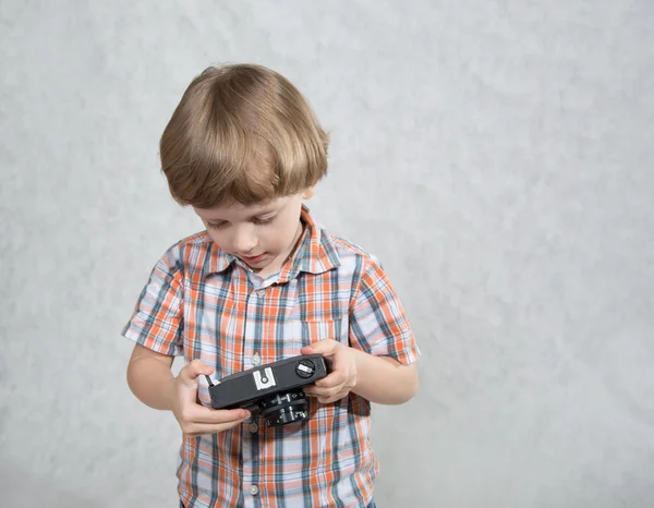 Niño con una cámara — Foto de Stock