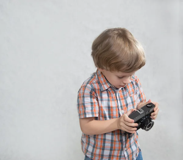 Ragazzo con una macchina fotografica — Foto Stock