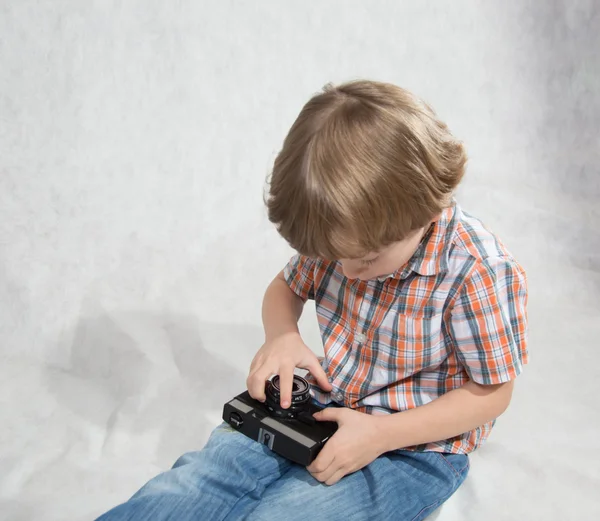 Junge mit Kamera — Stockfoto