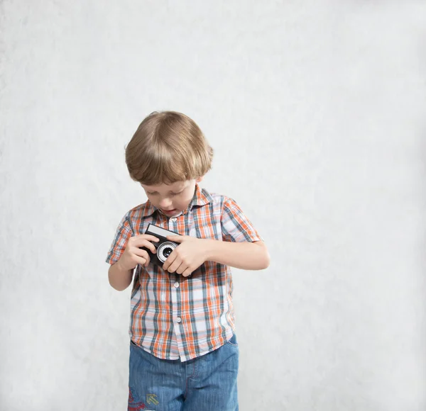 Niño con una cámara — Foto de Stock