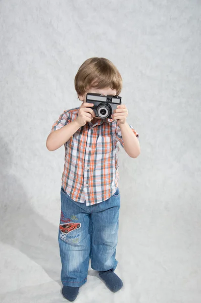 Ragazzo con una macchina fotografica — Foto Stock