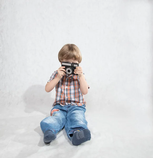 Chłopiec z kamerą — Zdjęcie stockowe