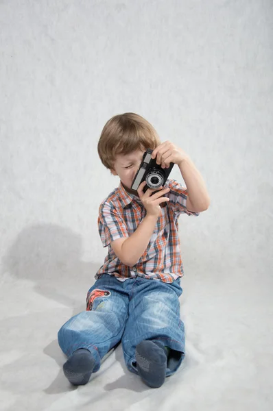 Мальчик с камерой — стоковое фото