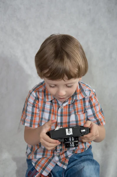 Ragazzo con una macchina fotografica — Foto Stock