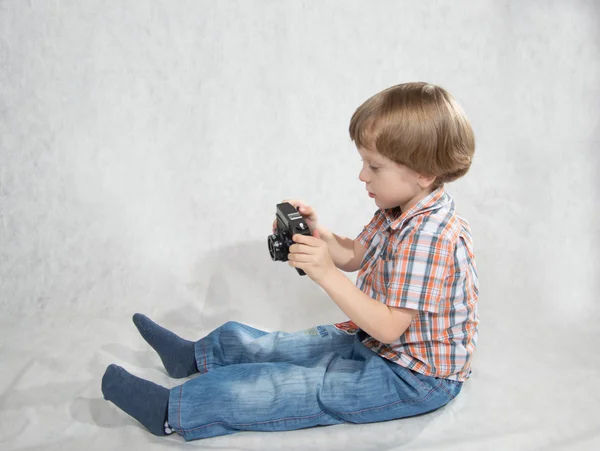 Rapaz com uma câmara — Fotografia de Stock