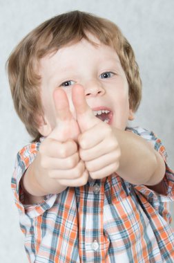 Çocuk iyi gösterir ve gülüyor