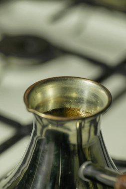 Bir Türk 'te öğütülmüş kahve yapma süreci. İçki hazırlama geleneği. Bir yudum kafeinde enerji ve enerji. Sabah egzersizi. Yatakta bir fincan kahve..