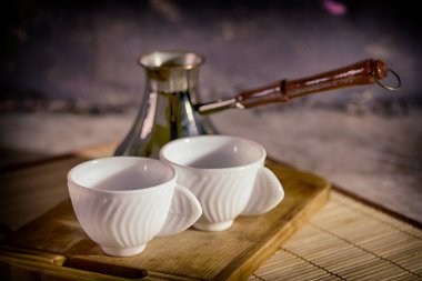 Enerji için kahvaltı. Bir fincan kahve ve tost. Bir yudum kafeinde enerji ve enerji. Sabah egzersizi. Yatakta bir fincan kahve. Kahve öğütülmüş. Lezzetli içki..