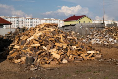 Evi ısıtmak için kocaman bir odun yığını. Soğuk mevsime hazırlanmak için.