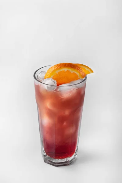 Bel Bicchiere Trasparente Bevanda Estiva Limonata Rossa Gialla Con Ghiaccio — Foto Stock