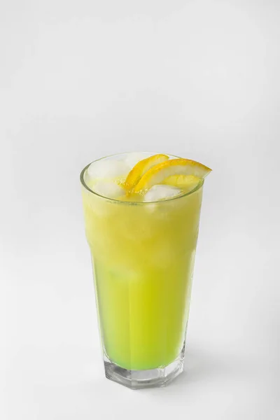 Bel Bicchiere Trasparente Bevanda Estiva Limonata Verde Gialla Con Ghiaccio — Foto Stock