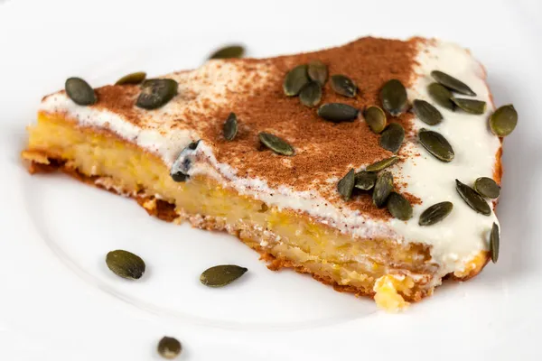 Fetta Una Torta Zucca Con Semi Piatto Bianco Primo Piano — Foto Stock