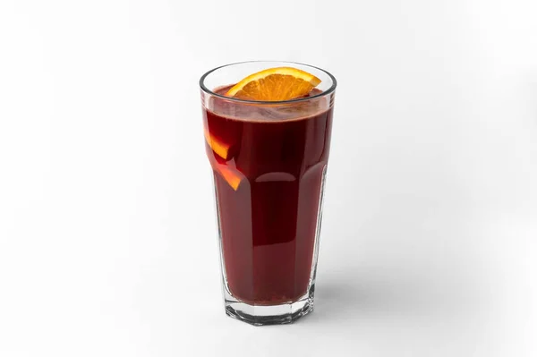透明ガラスの暗い赤さわやかな冬の飲み物マルチワインスライスオレンジ自然影と白と灰色の背景に隔離された — ストック写真