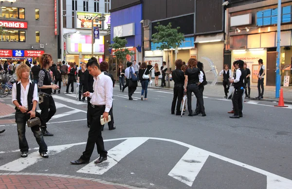 Mannlige verter som ser etter kunder i Kabukicho, Japan – stockfoto