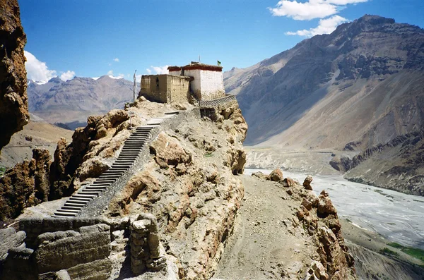 Mosteiro tibetano de Dhankhar com paisagem do Himalaia — Fotografia de Stock