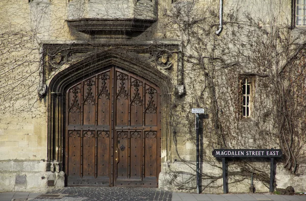 Oxford university - díszes kapu Magdalen Street borított borostyán — Stock Fotó