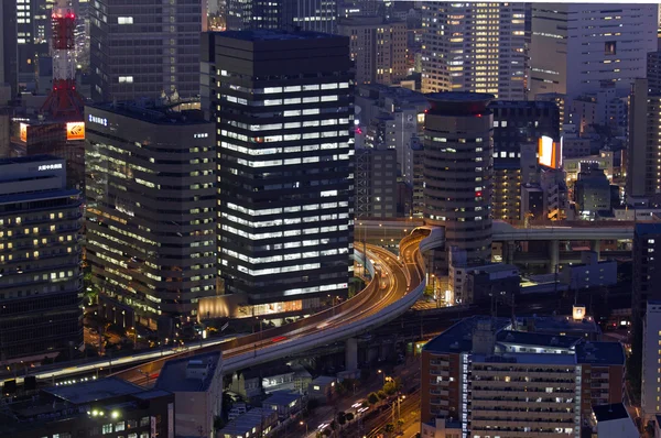 Foto nocturna del paisaje urbano moderno, Osaka central, Japón — Foto de Stock