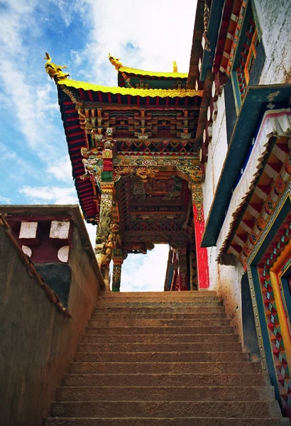 Una puerta ornamental bellamente pintada a un monasterio tibetano en Xiancheng, China — Foto de Stock