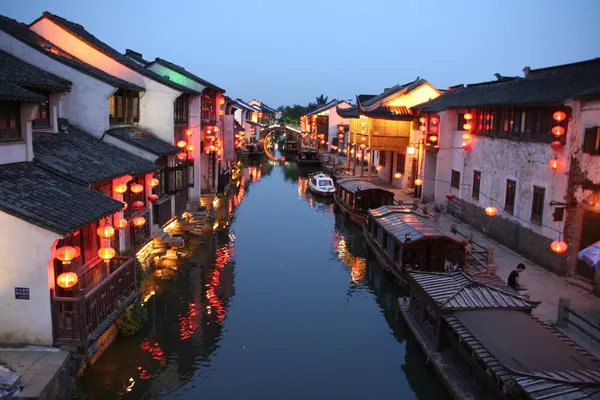 Una vista nocturna de un canal en el viejo Suzhou, China —  Fotos de Stock