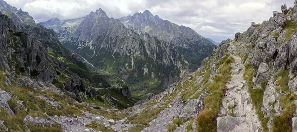 Sentiero in alta montagna con spettacolare panorama montano — Foto Stock